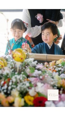 7歳の緑の着物の女の子・青い着物の5歳の男の子