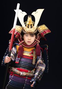 兜をかぶった男の子