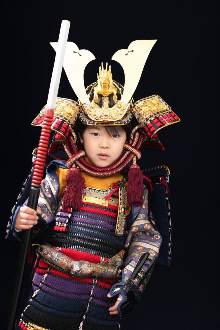 兜をかぶった男の子