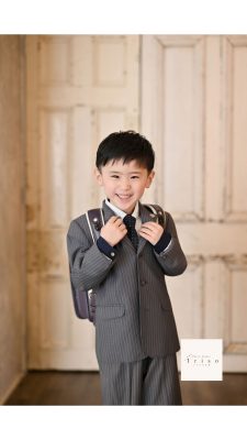 ランドセルを背負って「笑っている少年