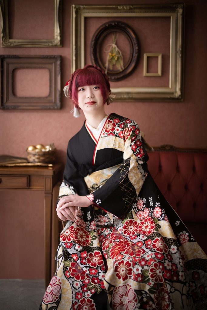 シックな背景に黒い振袖のお嬢様