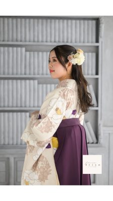 袴を着てほほ笑んでいる美しい女性