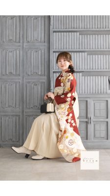 卒業袴を着て笑っている女性・