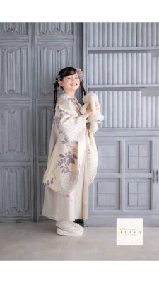 卒業袴を着て笑っている女の子