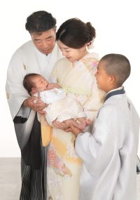 赤ちゃんを囲んで幸せそうな家族写真