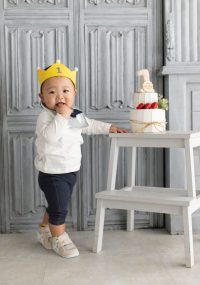 王冠を被った可愛い1歳の男の子