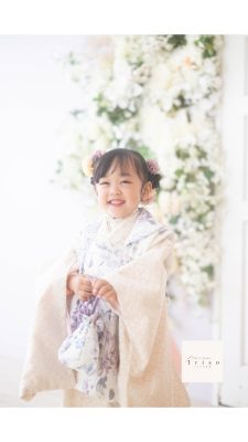 ３歳の七五三の女の子白に紫の花柄の被布のお着物