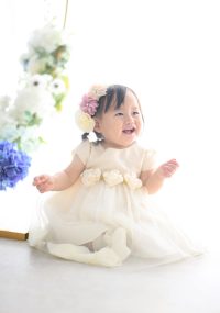 頭にお花の飾りを付けて嬉しそうな女の子