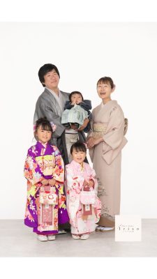 フォトスタジオで家族写真を