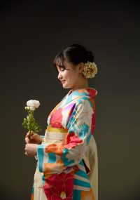 暗い背景の中、着物が映える女性