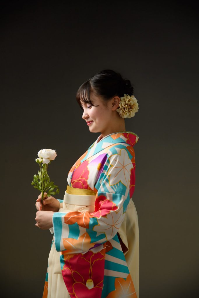 暗い背景の中、着物が映える女性