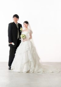 タキシードとウエディングドレスの全身写真