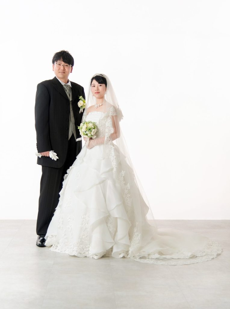 タキシードとウエディングドレスの全身写真