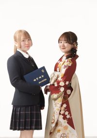 大学と高校　姉妹の卒業記念