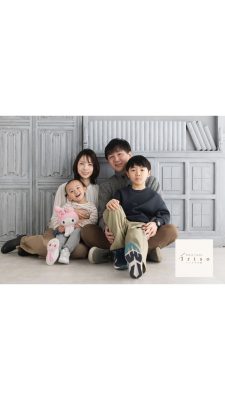 フォトスタジオで家族写真を