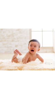 おむつで泣いている男の子の赤ちゃん