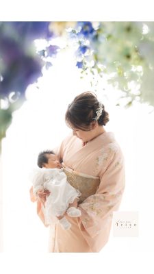 お母さんが赤ちゃんを抱っこしているお宮参りの写真・お母さんも着物を着ている