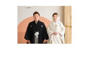 和装のフォトウェディングの写真・白無垢に洋髪・黒紋付