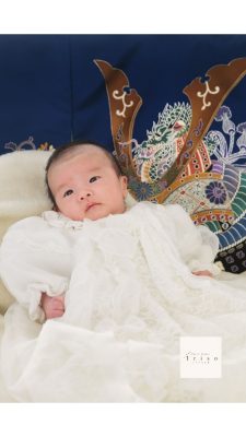 お宮参り　ベビードレスを着た男の子・