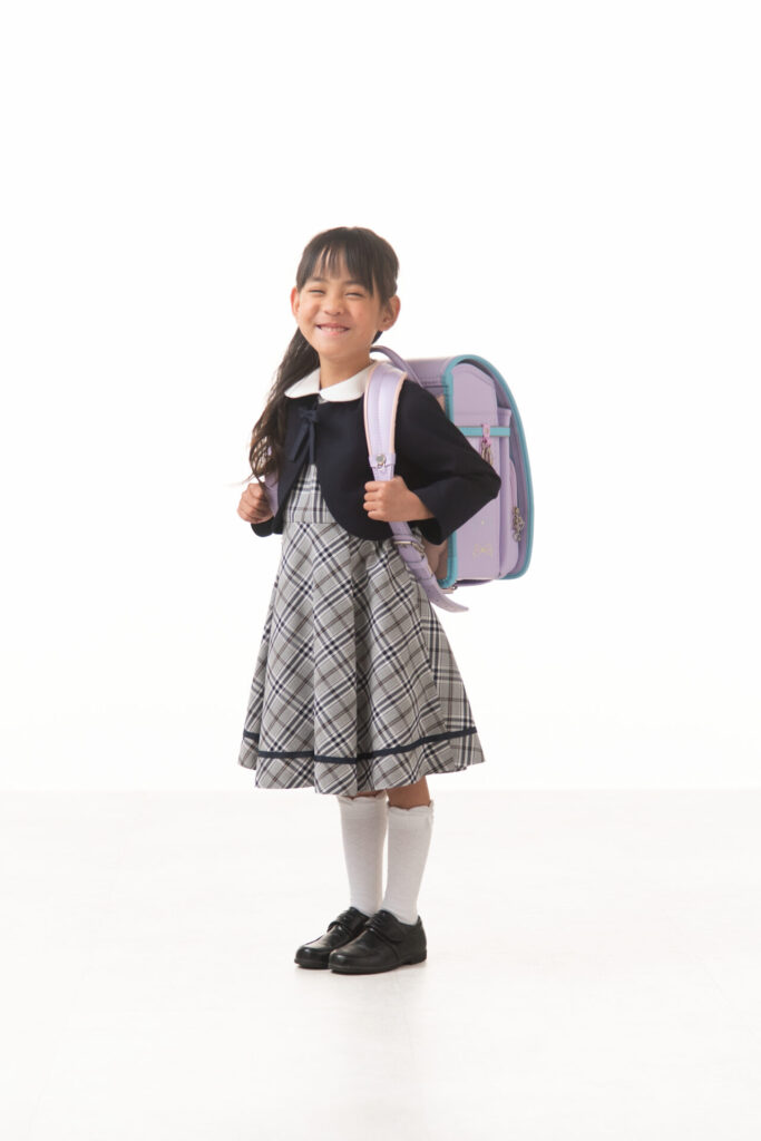 ランドセルを背負って嬉しそうに微笑む女の子