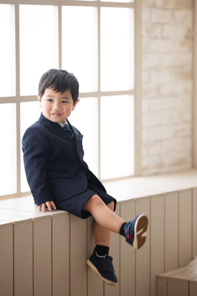 スーツで決めた3歳の男の子
