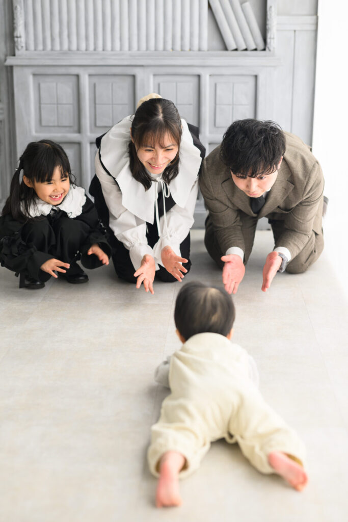 家族のもとへハイハイする赤ちゃん