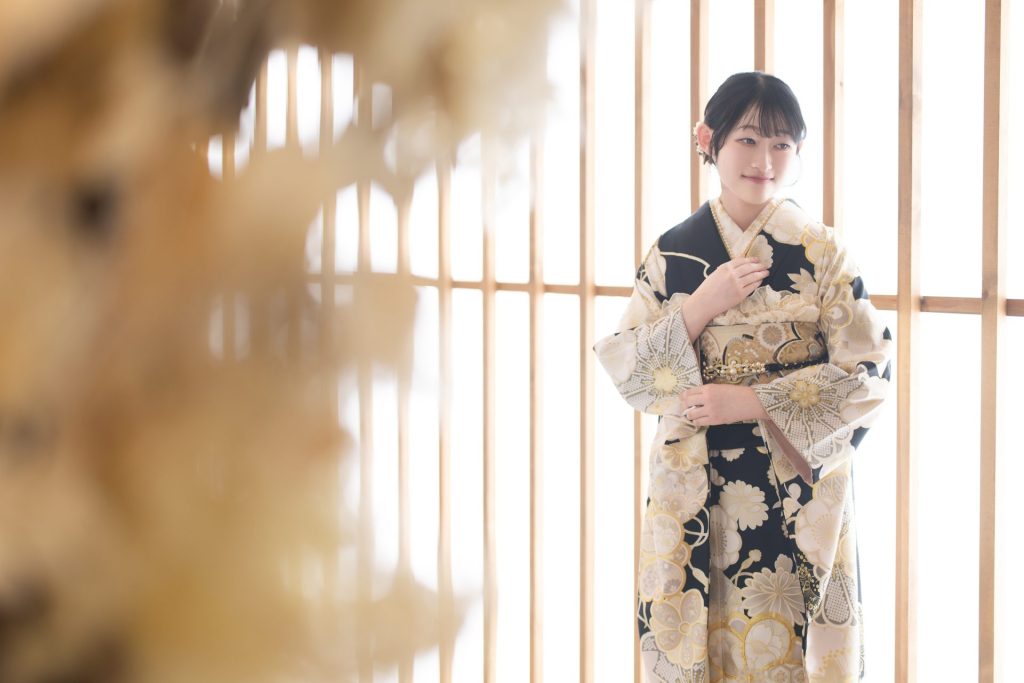 流行の黒の着物が良く似合うお嬢様