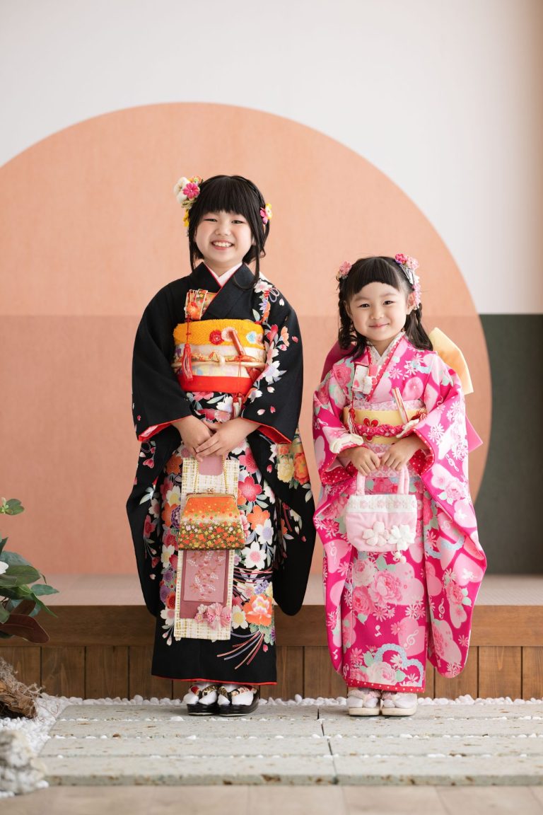 七五三の記念に姉妹で着物を着ました