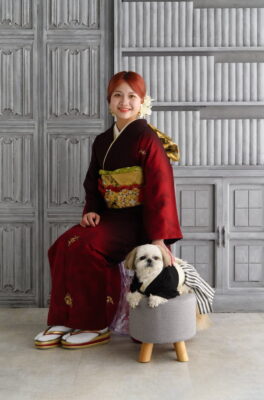 赤い振袖の成人式前撮り 和装のワンちゃんと一緒にスタジオで撮影